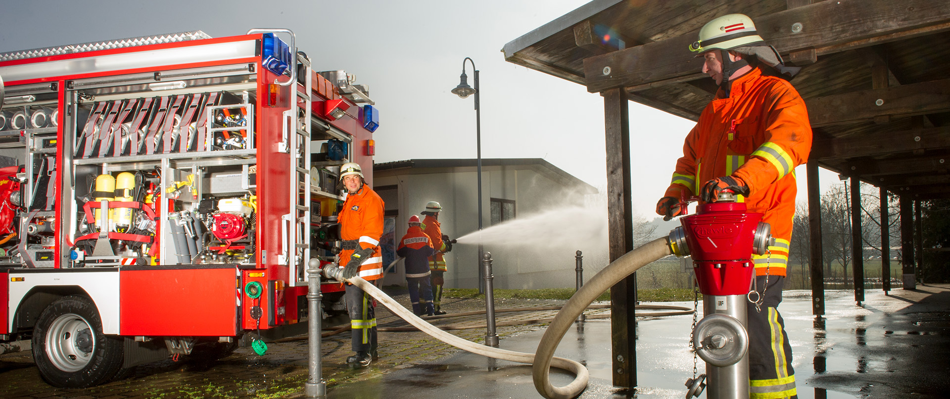 Aufnahme zum Thema Wasserverbrauch - Feuerwehrim Einsatz mit Wasserschlauch